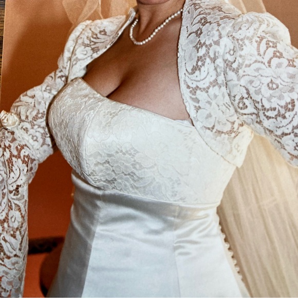 CUSTOM ITALIAN SATIN A-LINE WEDDING DRESS IN IVORY COLOR. - Picture 6 of 6